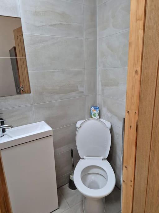 Holiday home Large Four Bedroom House In Near Centre *