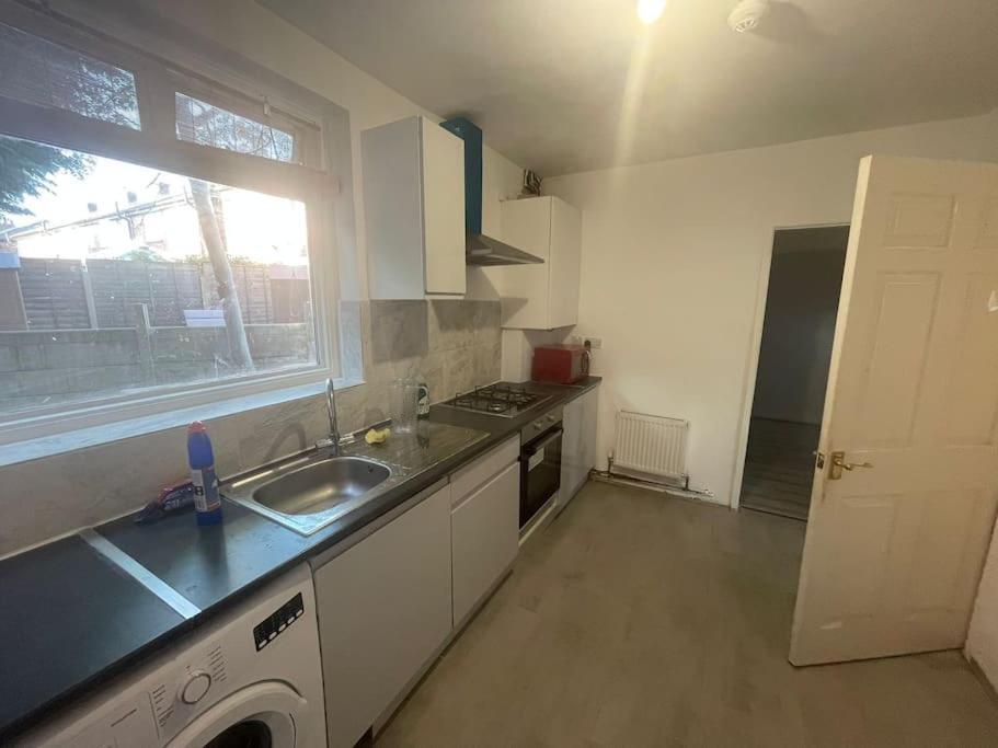 Villa Cheerful 3 Bed Entire House, Newly Refurbished *
