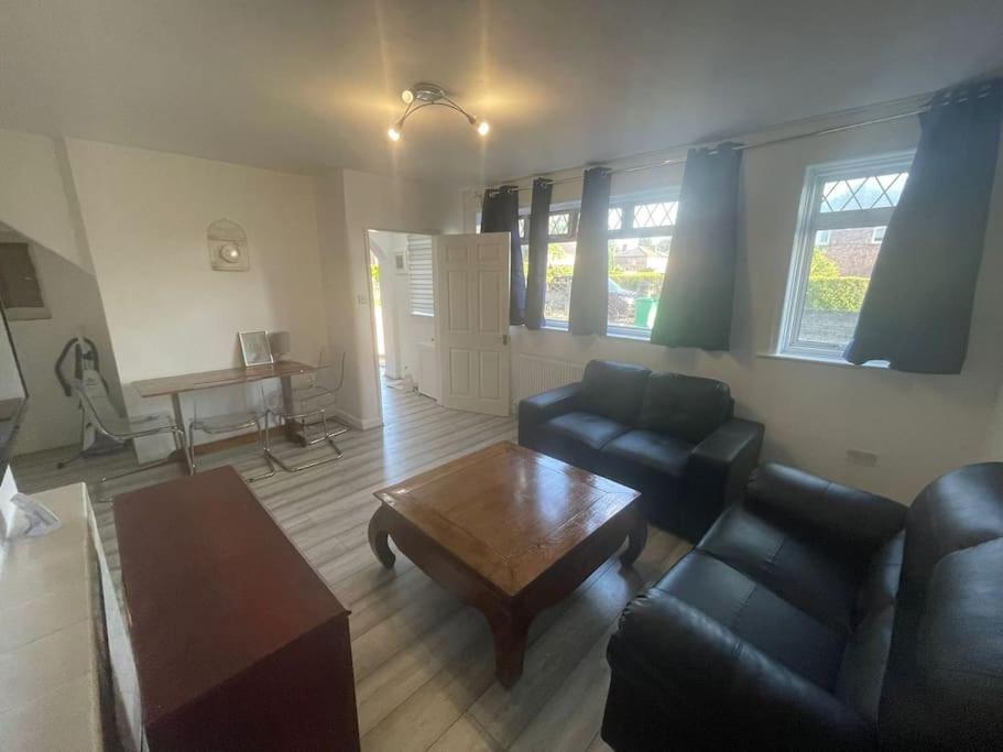 Villa Cheerful 3 Bed Entire House, Newly Refurbished
