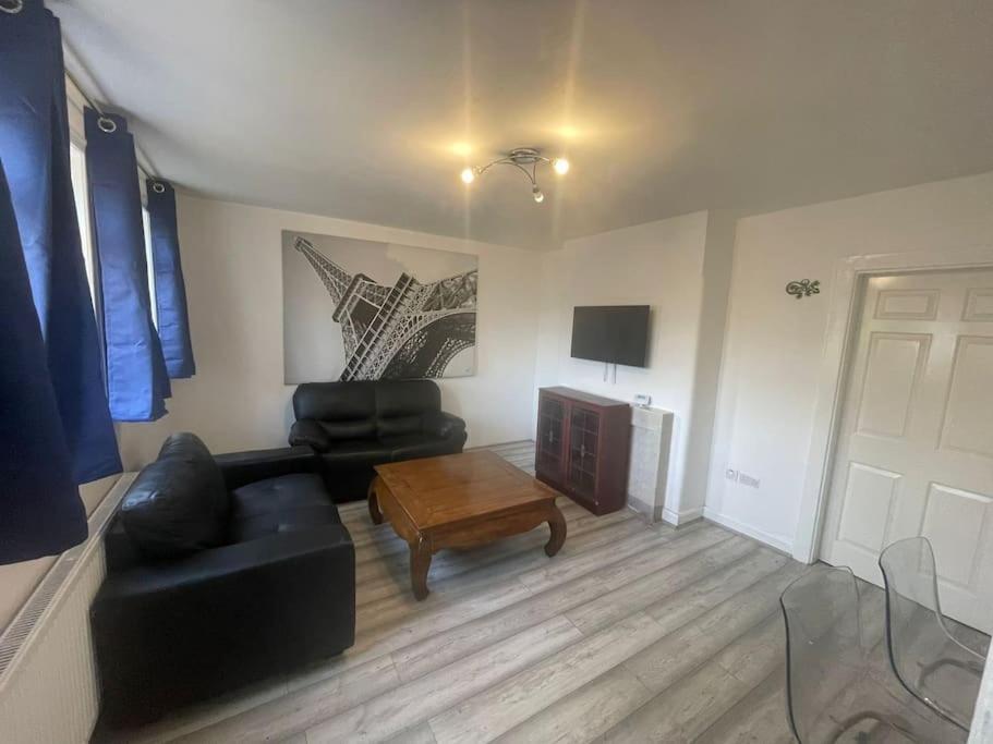 Cheerful 3 Bed Entire House, Newly Refurbished *