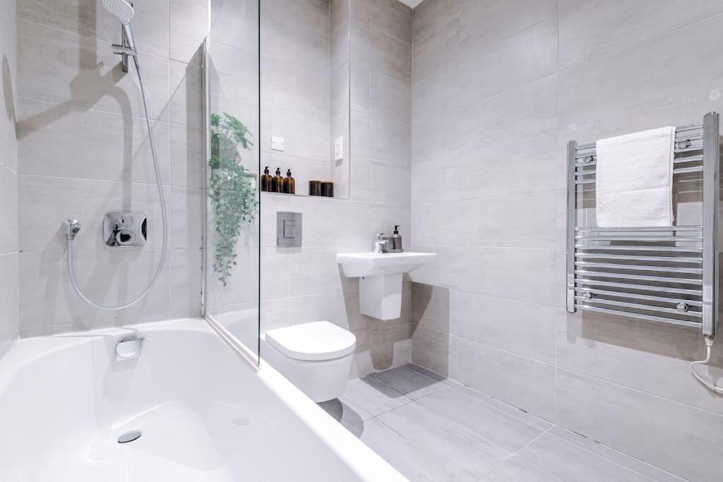 Apartment Sleek Loft Oasis In Centre *