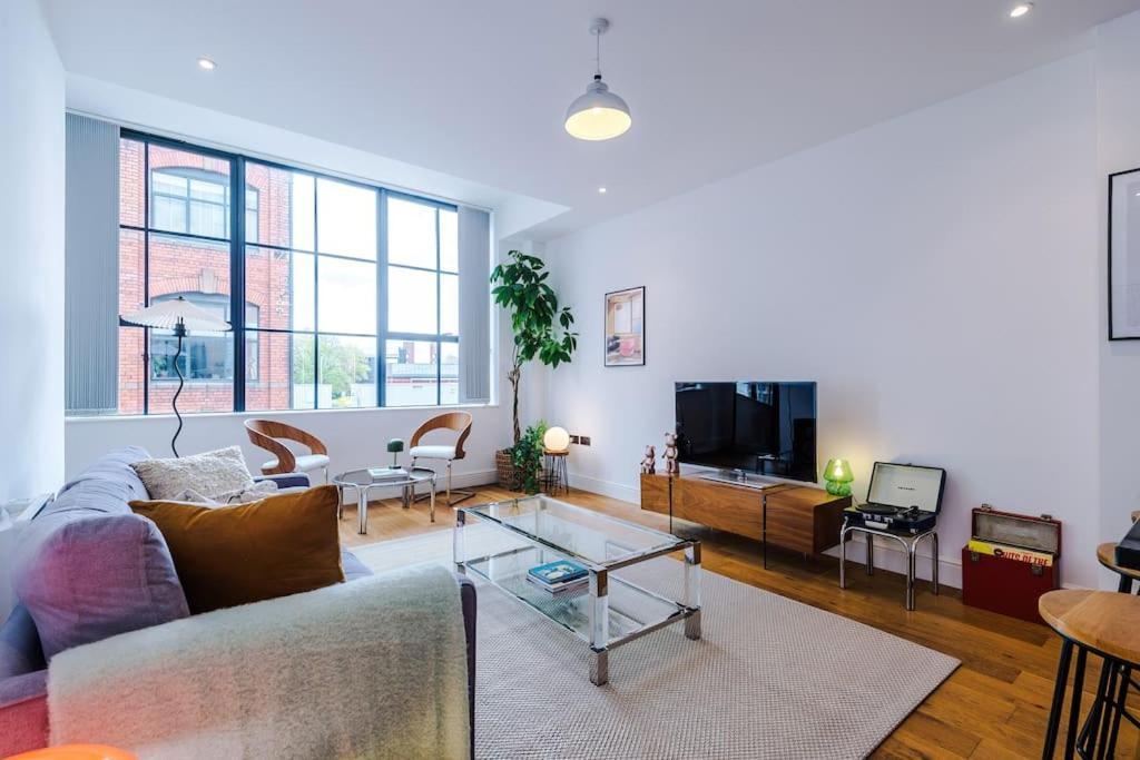 Apartment Sleek Loft Oasis In Centre *