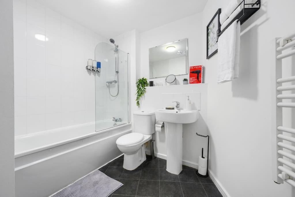Cityfront Luxe Near Centre Facing Etihad & Coop Live, Free Parking Apartment *