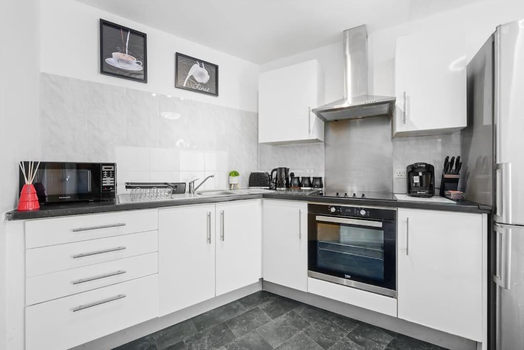 Cityfront Luxe Near Centre Facing Etihad & Coop Live, Free Parking Apartment