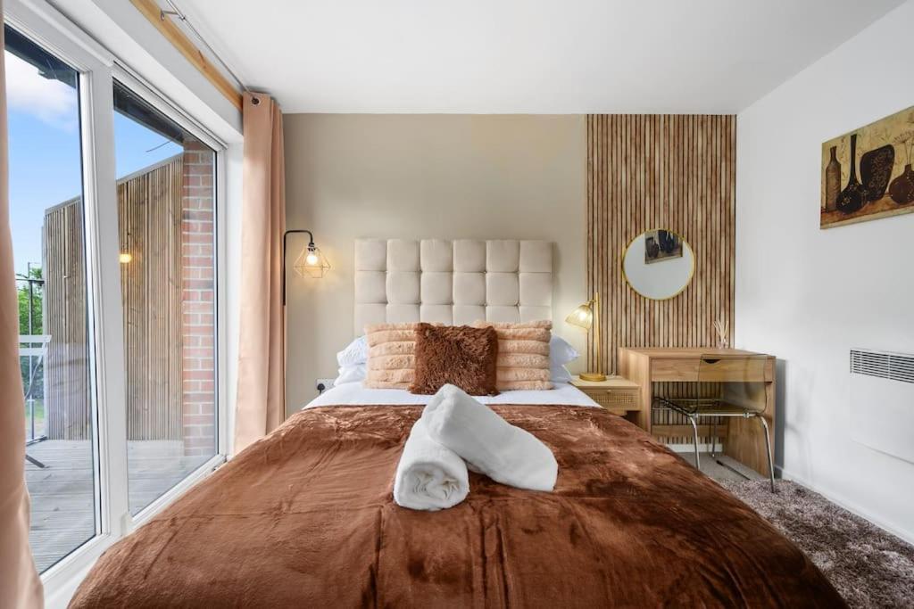 Apartment Cityfront Luxe Near Centre Facing Etihad & Coop Live, Free Parking