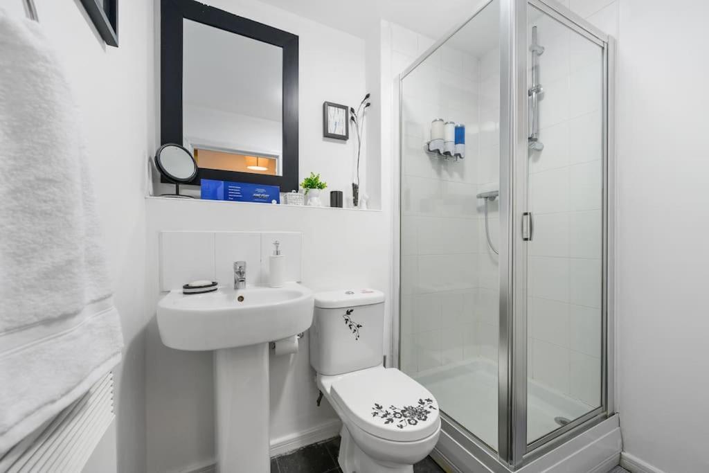 Cityfront Luxe Near Centre Facing Etihad & Coop Live, Free Parking Apartment *