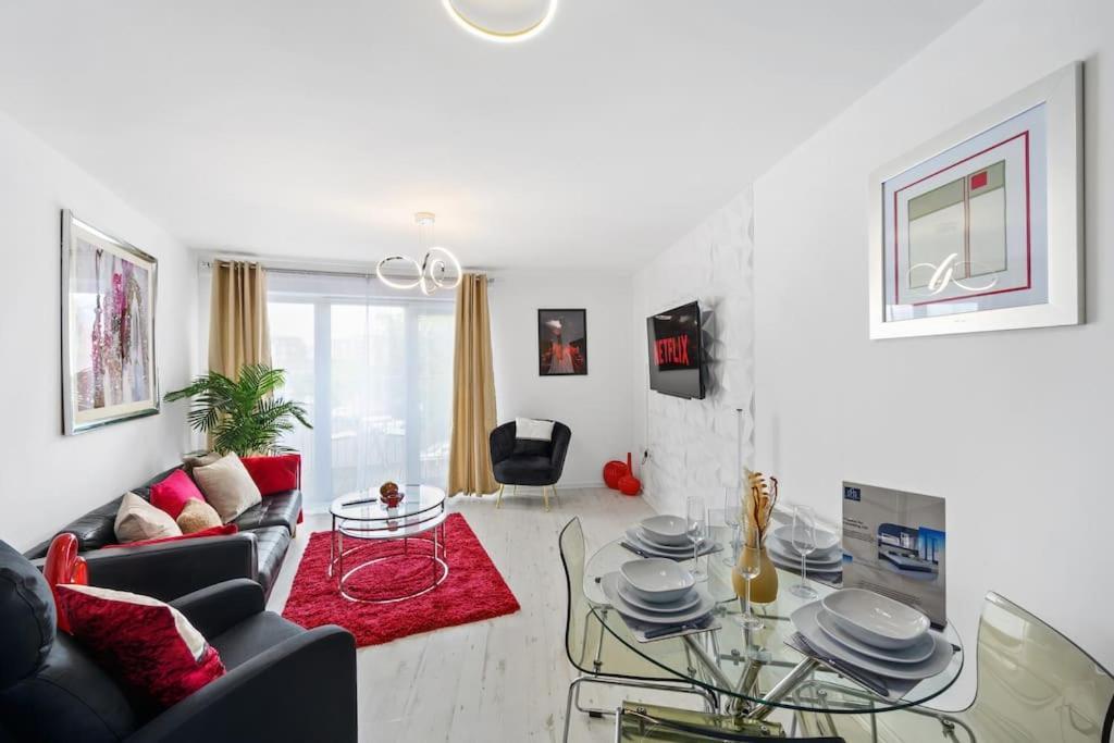 Cityfront Luxe Near Centre Facing Etihad & Coop Live, Free Parking Apartment *