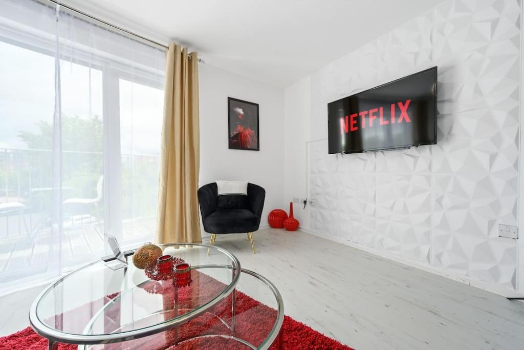 Apartment Cityfront Luxe Near Centre Facing Etihad & Coop Live, Free Parking