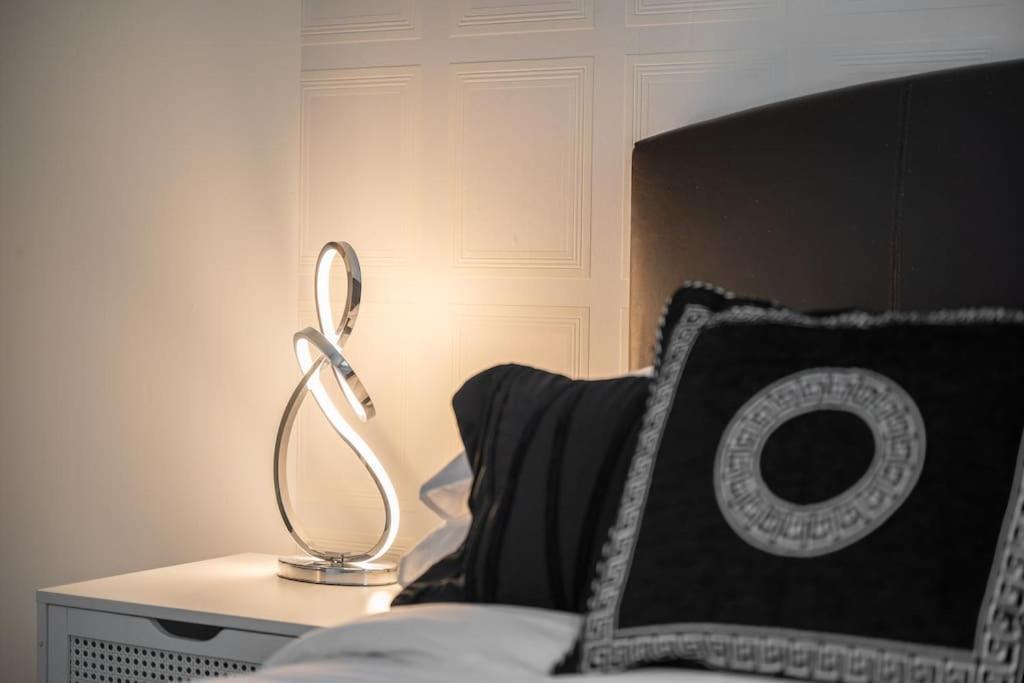 Apartment Cityfront Luxe Near Centre Facing Etihad & Coop Live, Free Parking *