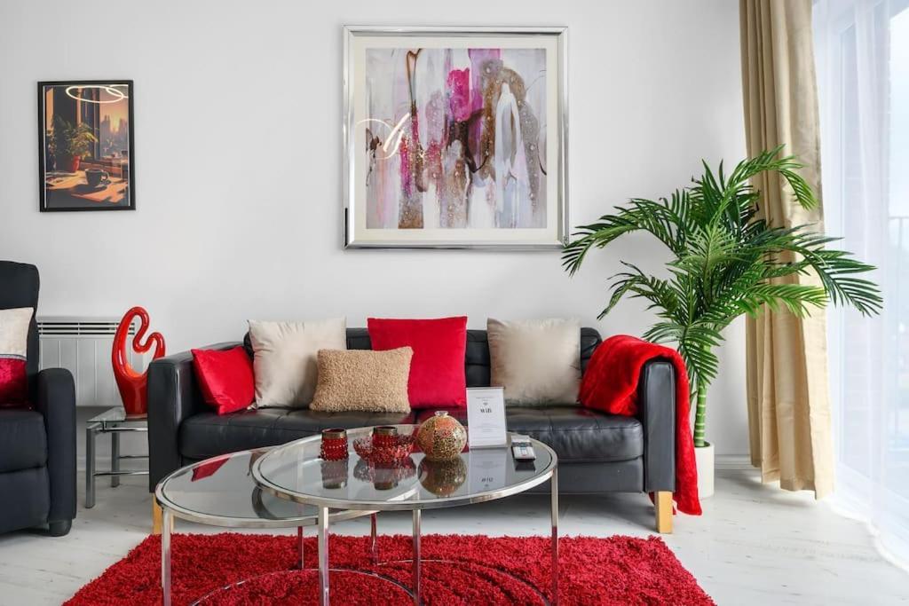 Apartment Cityfront Luxe Near Centre Facing Etihad & Coop Live, Free Parking