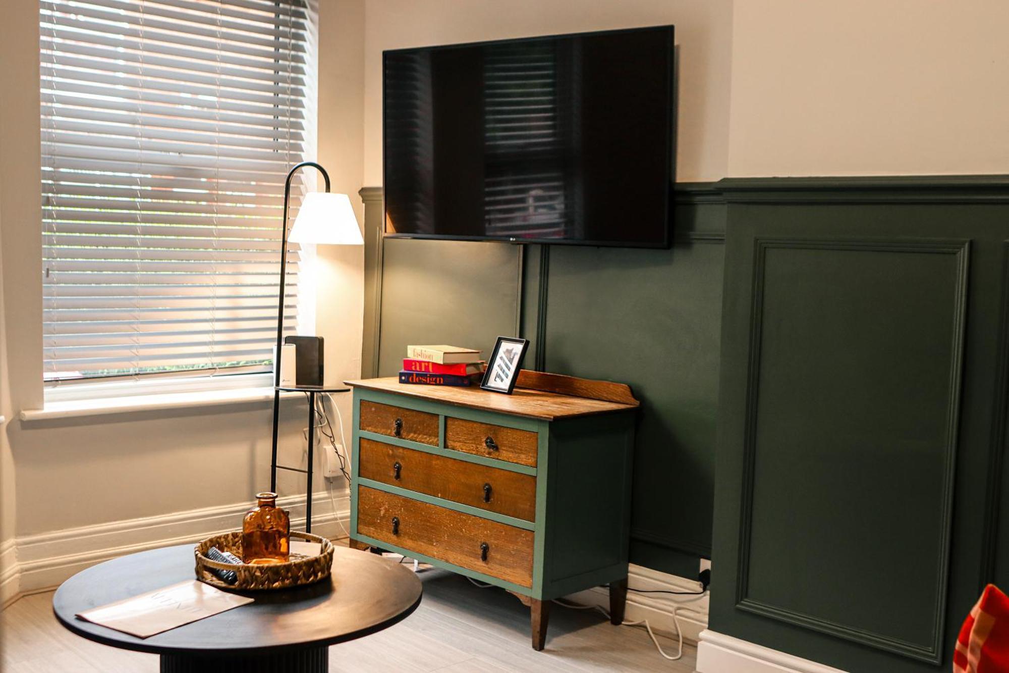 Beautiful Large House Free Parking 10 Mins To Centre Near Ao Arena Ideal For Groups Long Rates Manchester