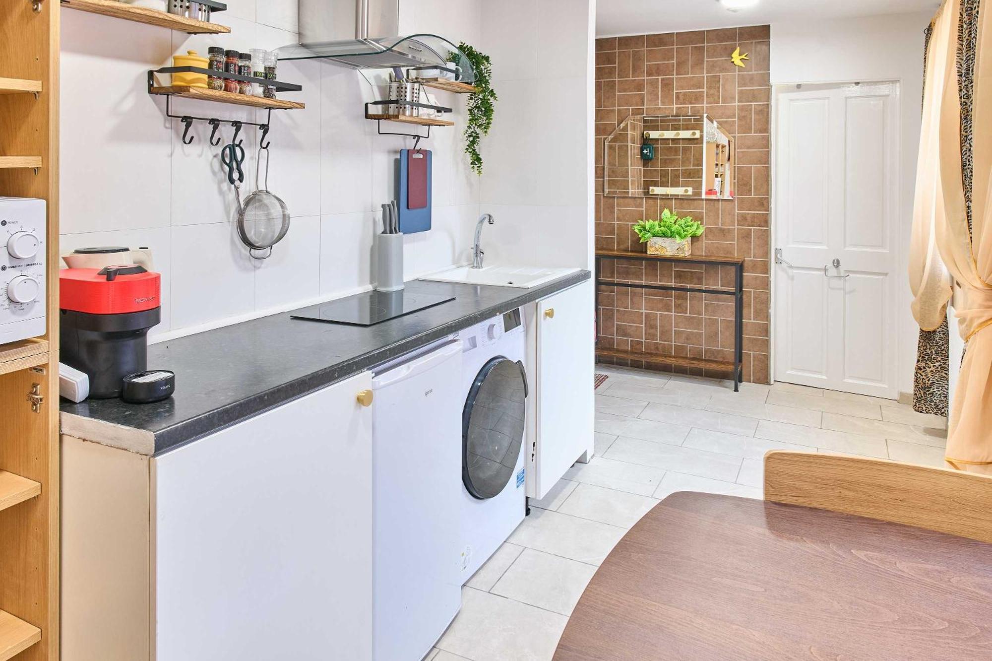 Host & - Clayton Living Apartment
