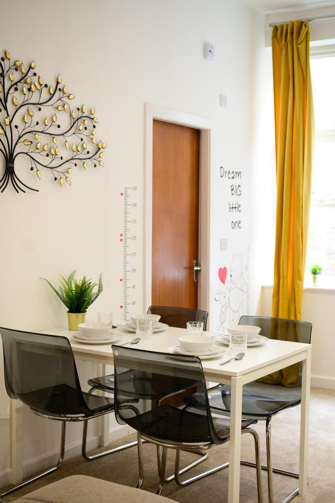 Autumn Breeze, 2br Apartment, Didsbury,
