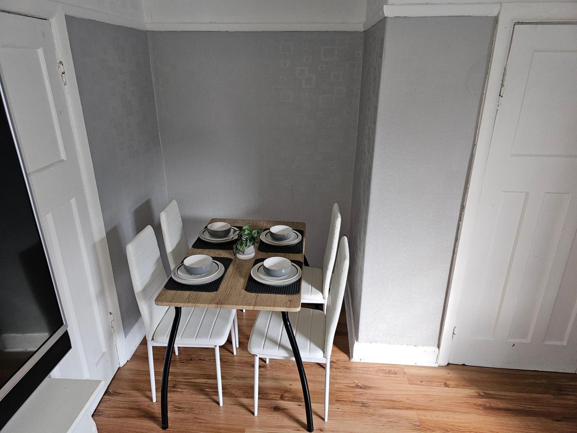 Holiday home Bright 4-bed House 15 Min To Centre