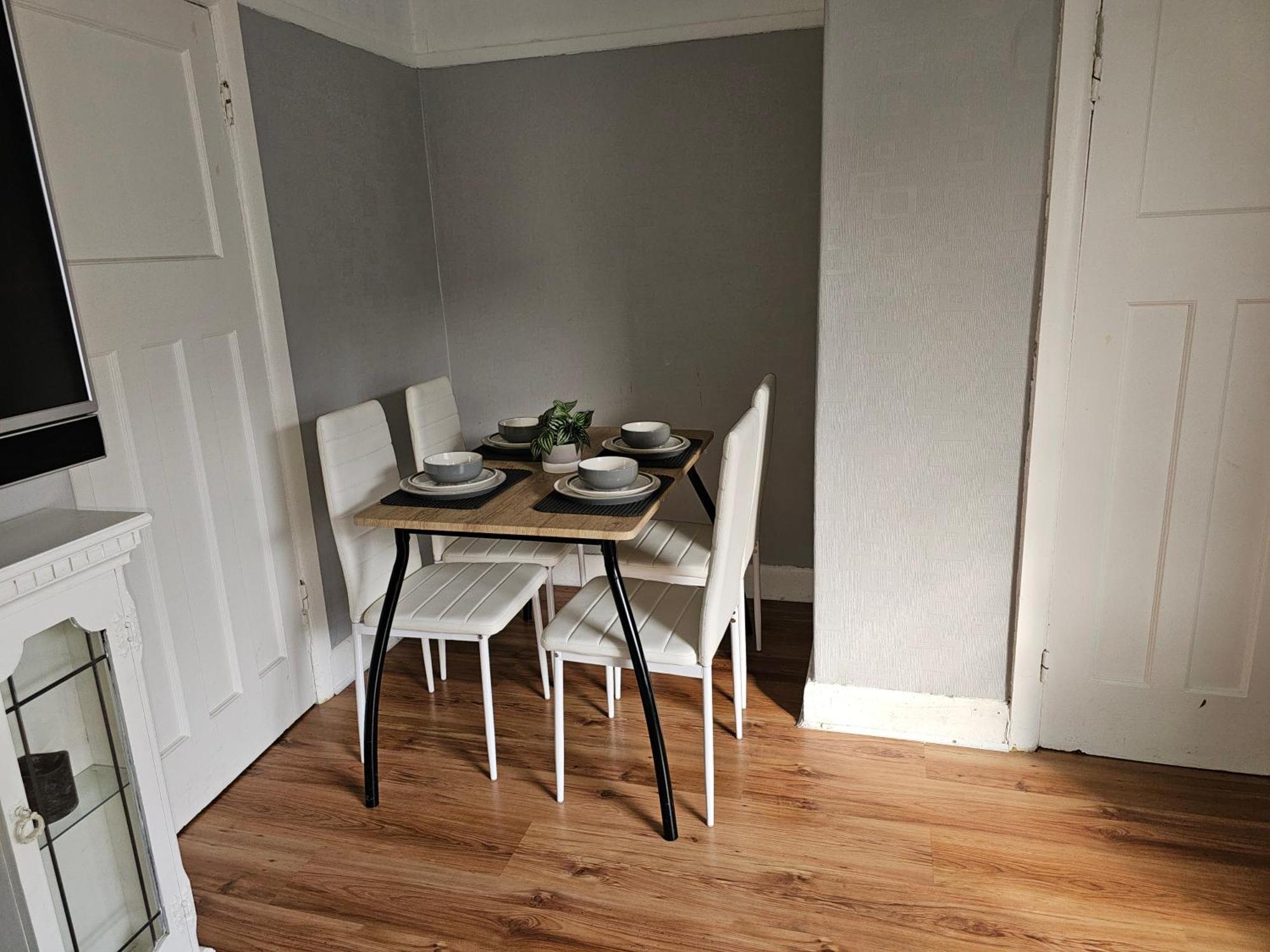 Bright 4-bed House 15 Min To Centre * Manchester