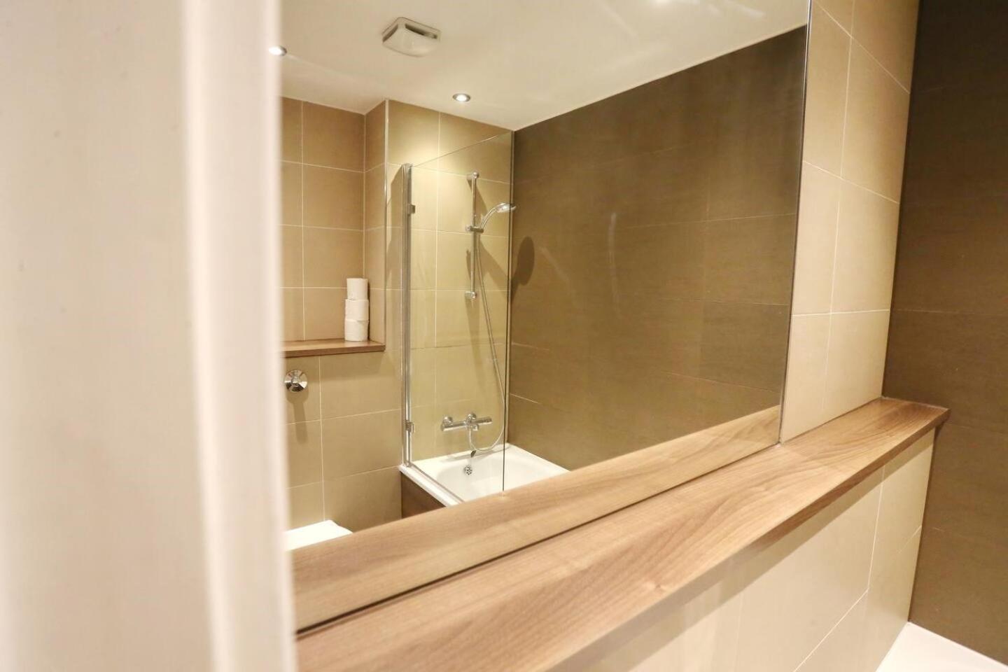 Stunning Flat Mins From Shops Centre Pass The Keys Manchester