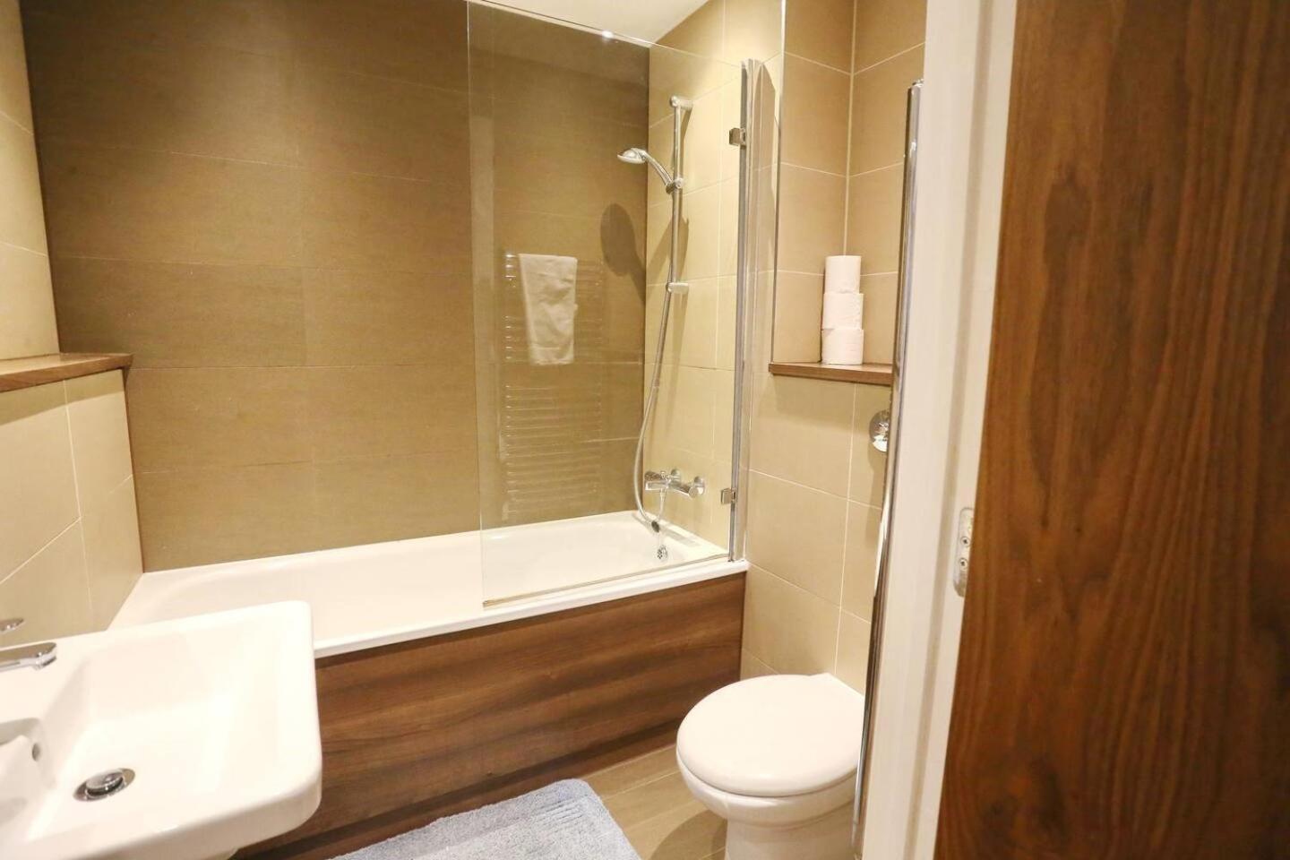 Stunning Flat Mins From Shops Centre Pass The Keys *