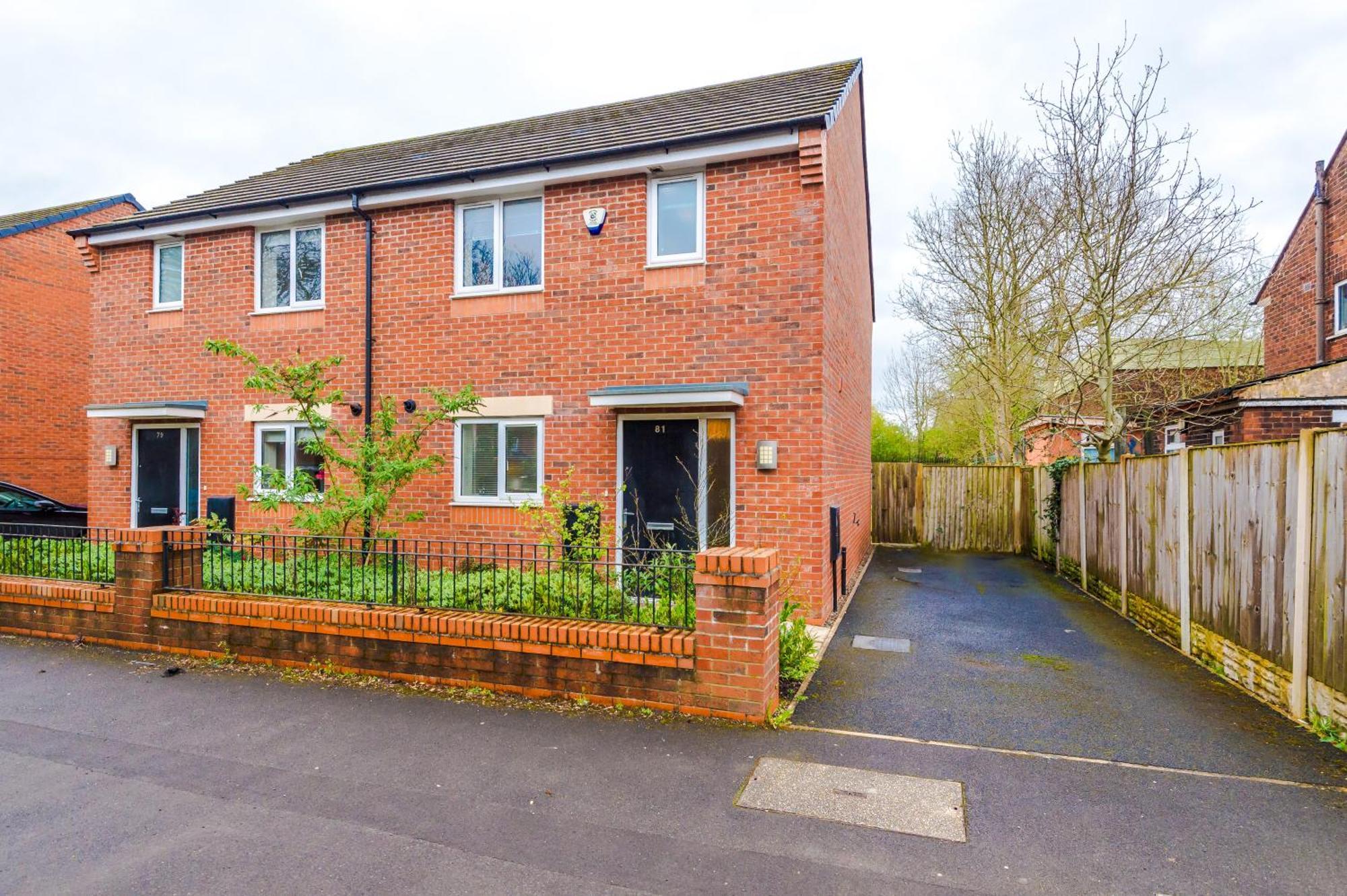 Modern 3 Bed House In With Pool Table And Driveway Parking By Vista Short Lets Holiday home *