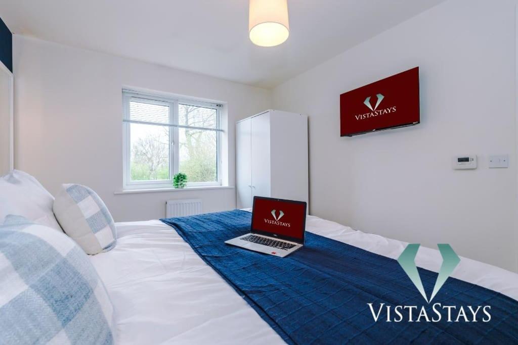 Modern 3 Bed House In With Pool Table And Driveway Parking By Vista Short Lets Holiday home *