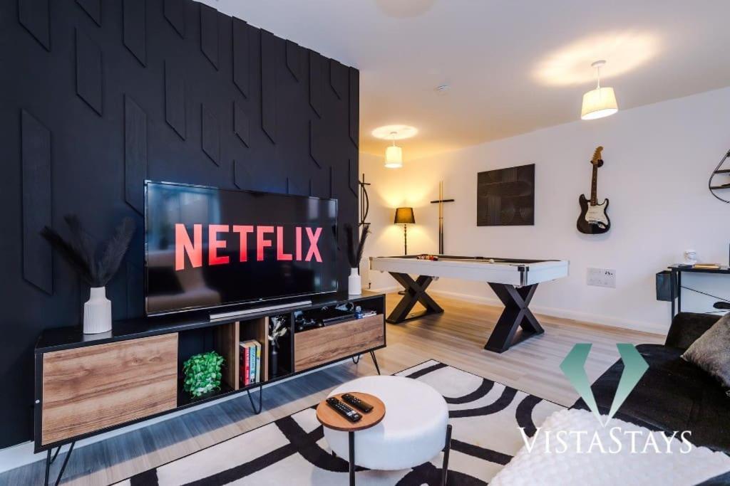 Modern 3 Bed House In With Pool Table And Driveway Parking By Vista Short Lets *