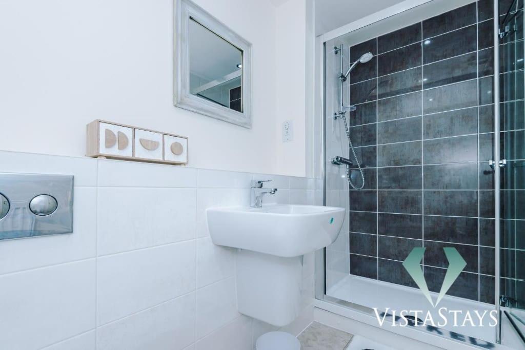Modern 3 Bed House In With Pool Table And Driveway Parking By Vista Short Lets