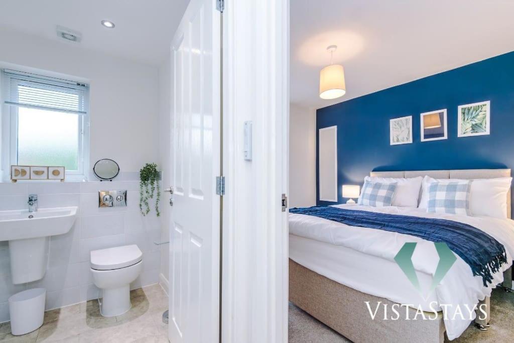 Modern 3 Bed House In With Pool Table And Driveway Parking By Vista Short Lets Holiday home *