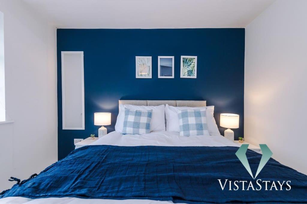 Modern 3 Bed House In With Pool Table And Driveway Parking By Vista Short Lets Holiday home *