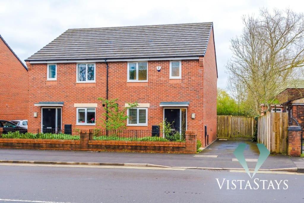 Modern 3 Bed House In With Pool Table And Driveway Parking By Vista Short Lets Holiday home *
