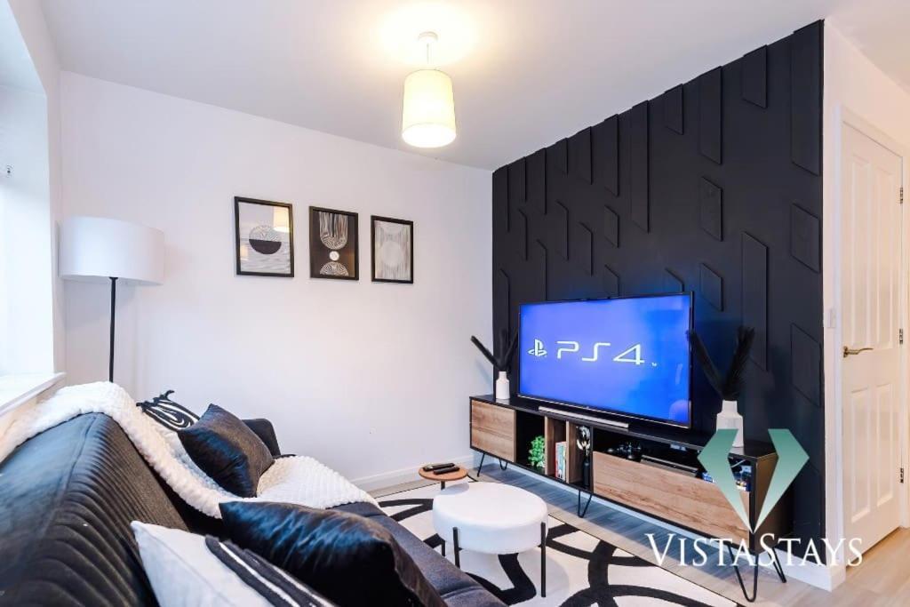 Modern 3 Bed House In With Pool Table And Driveway Parking By Vista Short Lets Holiday home *