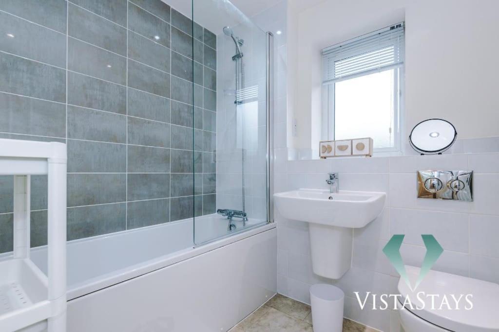 Holiday home Modern 3 Bed House In With Pool Table And Driveway Parking By Vista Short Lets Manchester