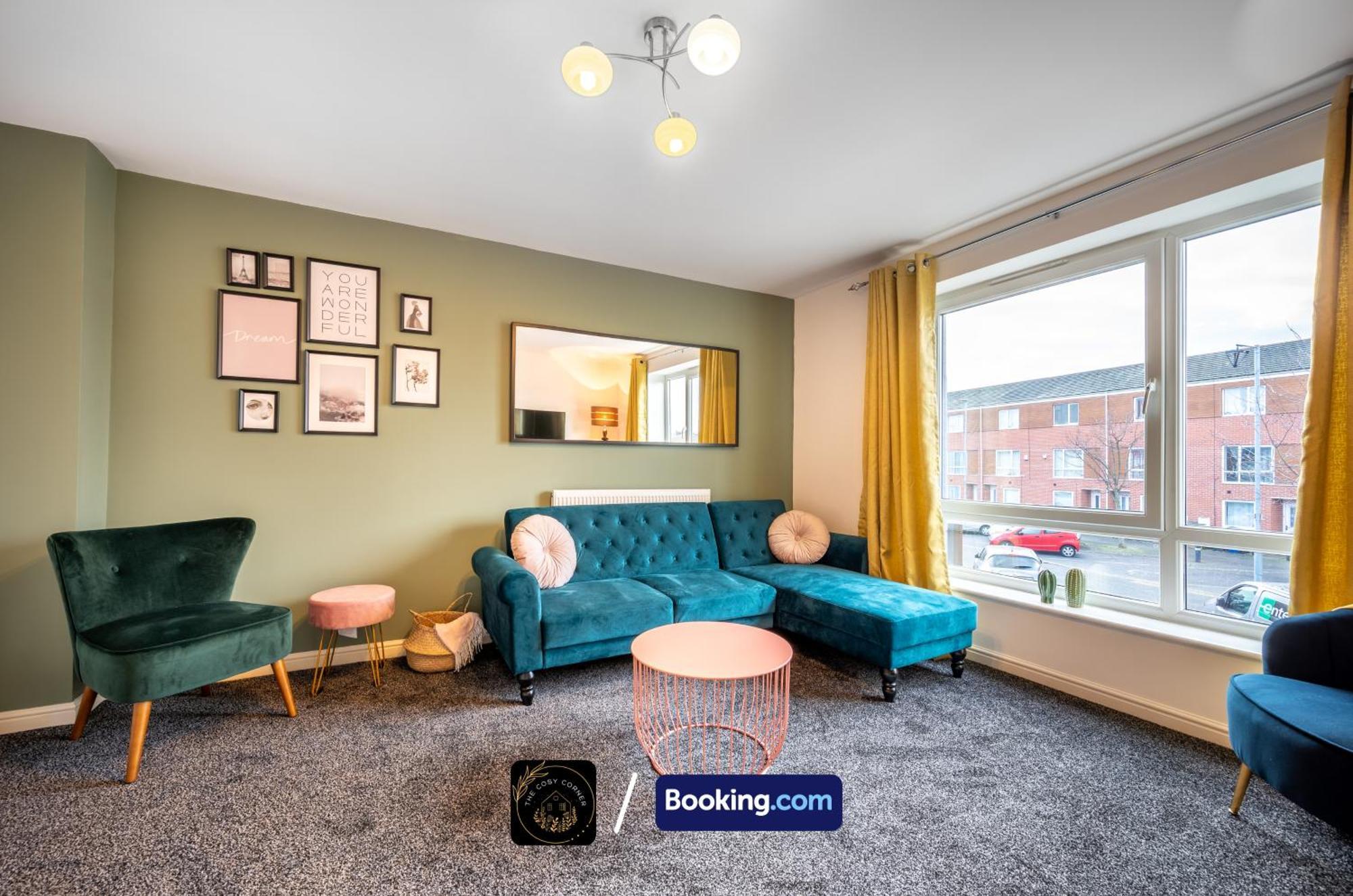 Cosy 4-bed House, Garden, Free Parking & Wifi Manchester