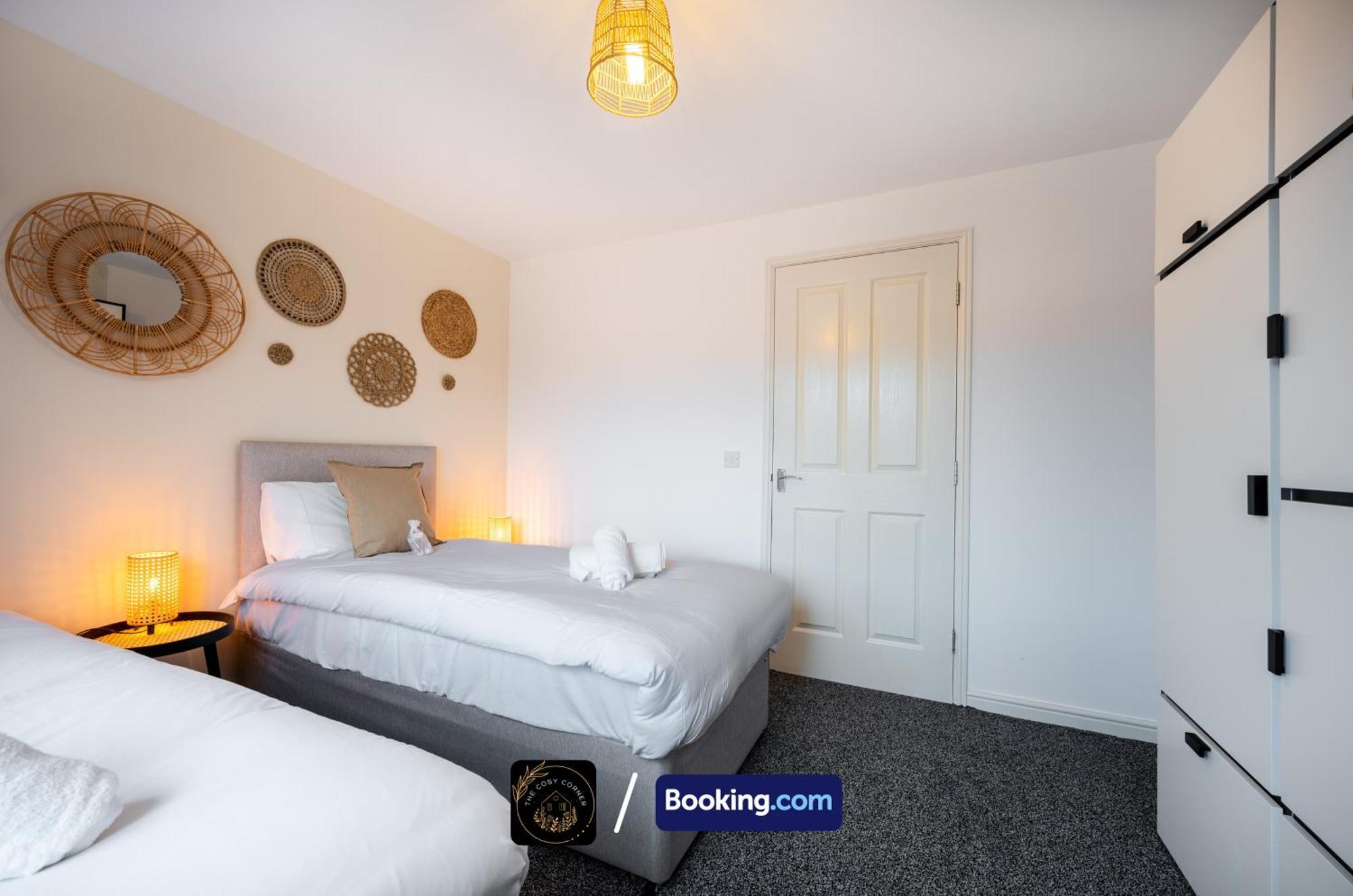Cosy 4-bed House, Garden, Free Parking & Wifi Manchester