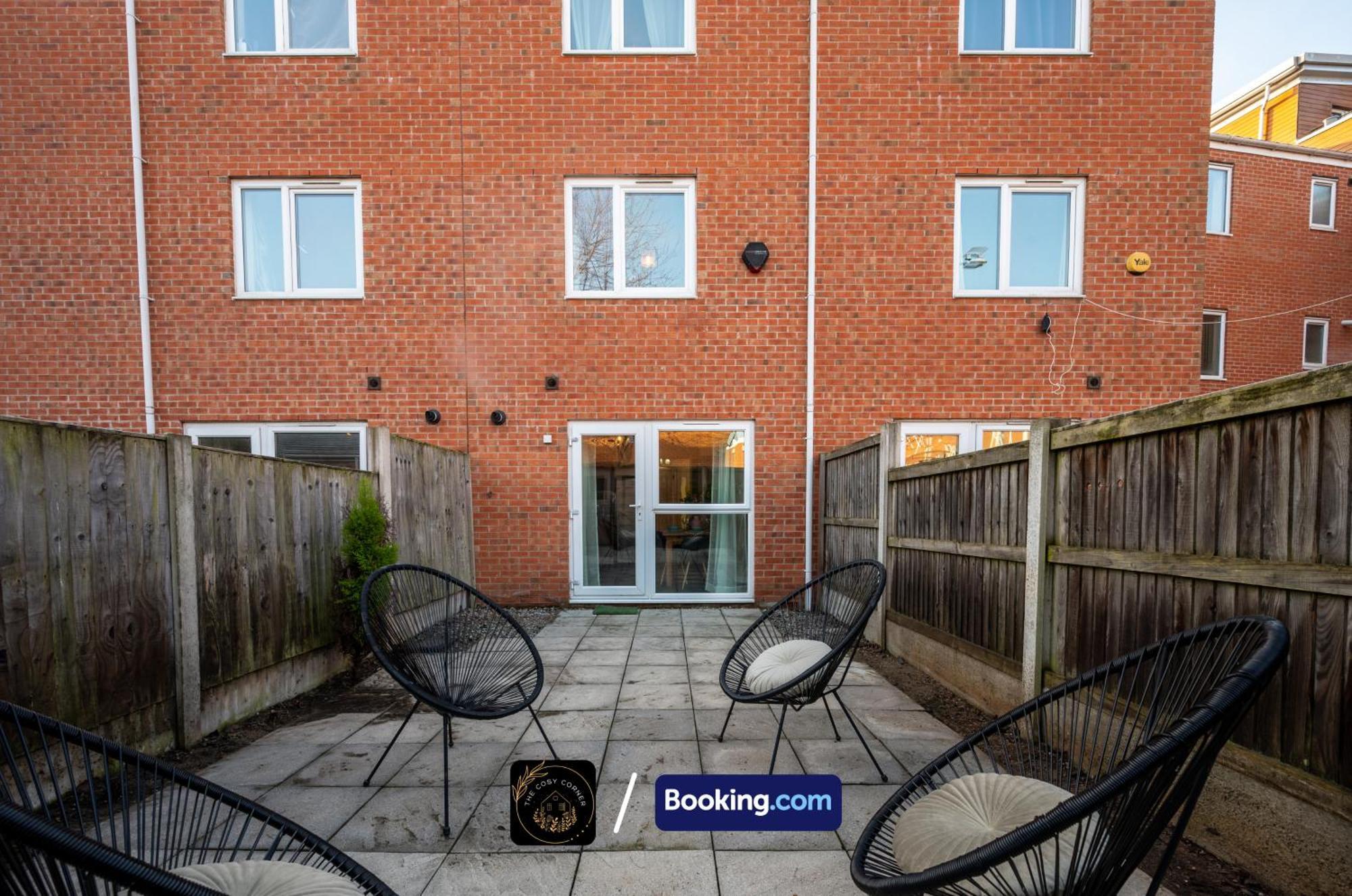 Cosy 4-bed House, Garden, Free Parking & Wifi * Manchester