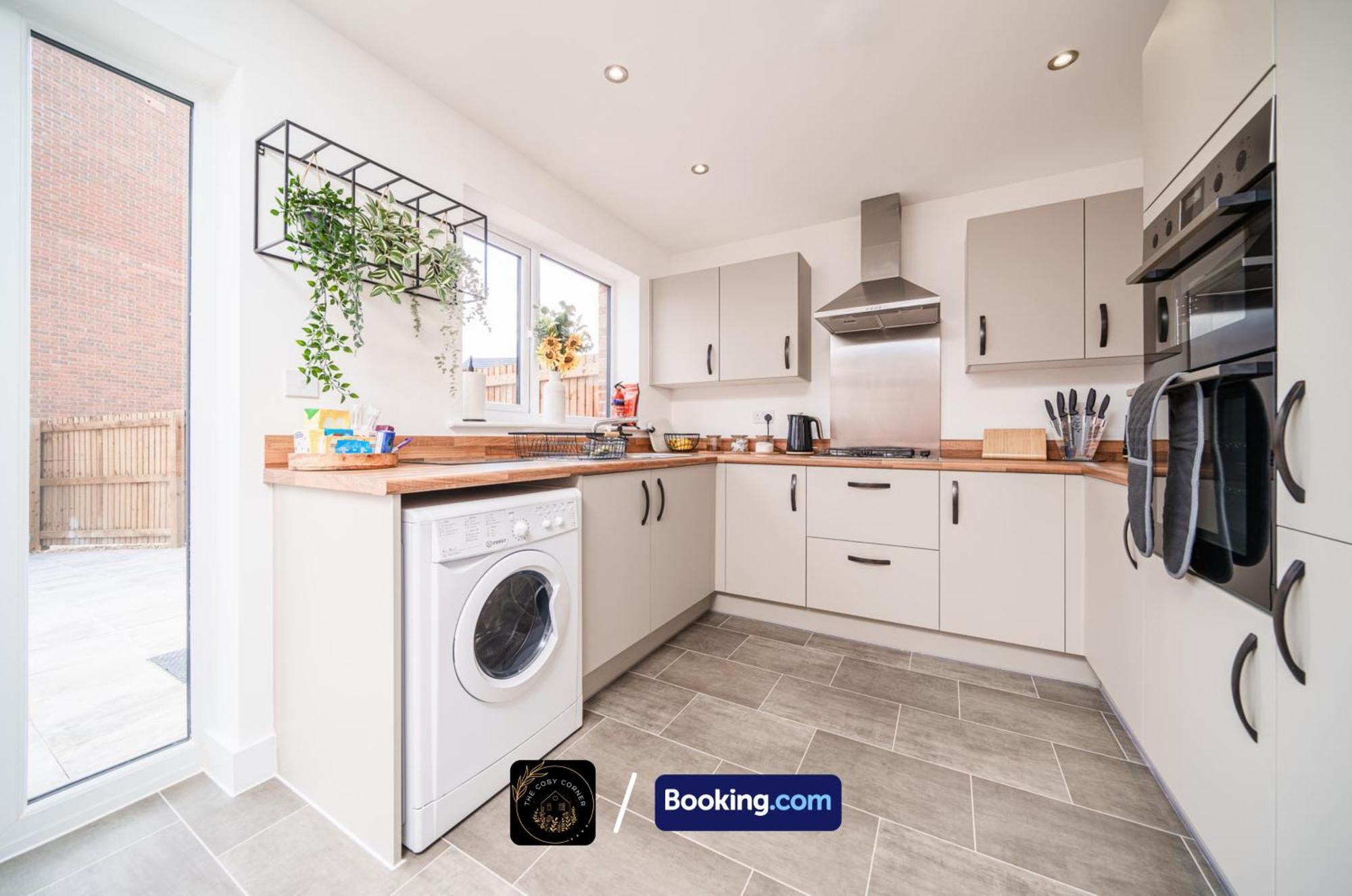 Cosy Corner: 3-bedroom House With Free Parking Near Hospital Apartment *