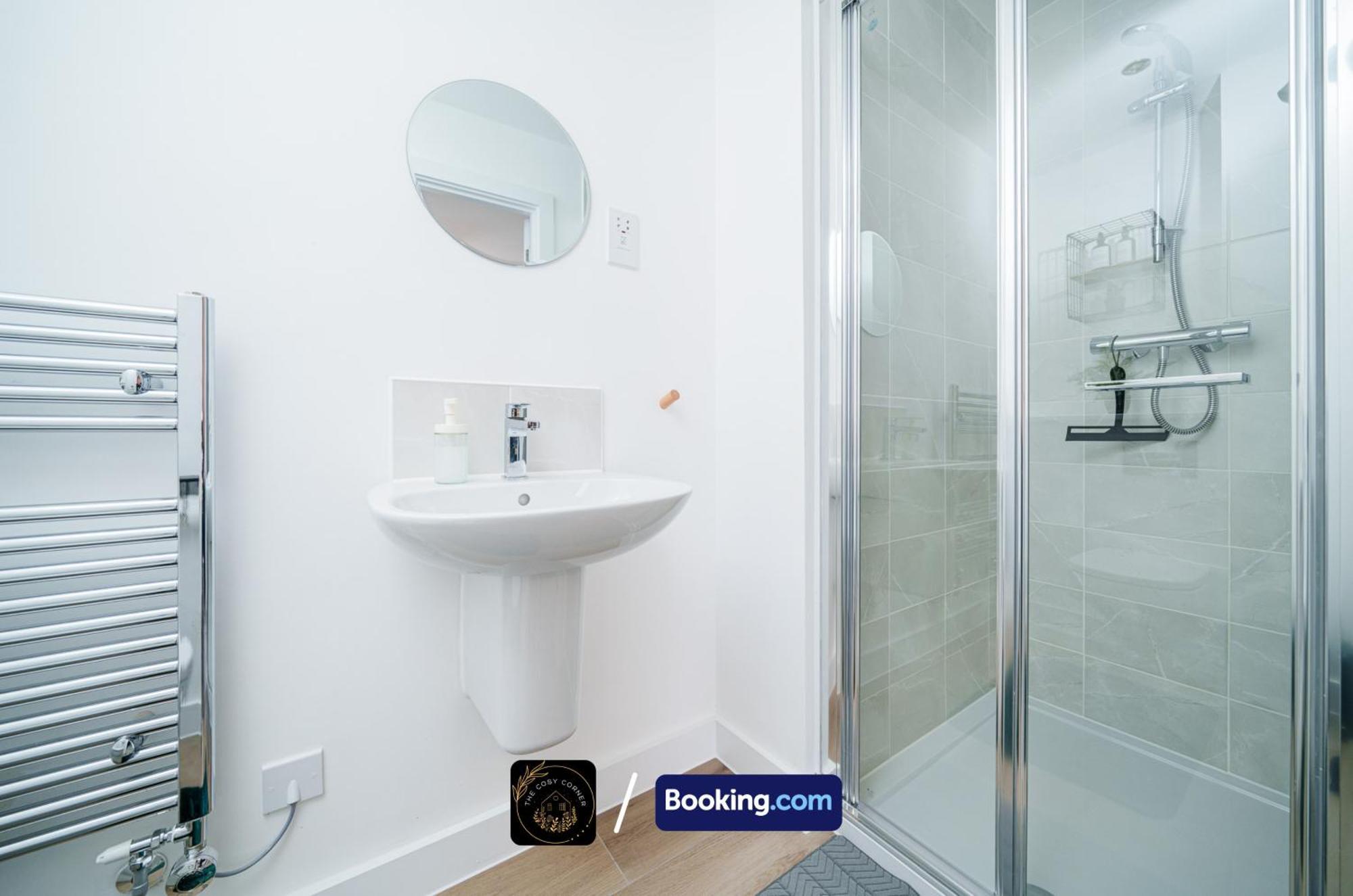 Cosy Corner: 3-bedroom House With Free Parking Near Hospital Apartment