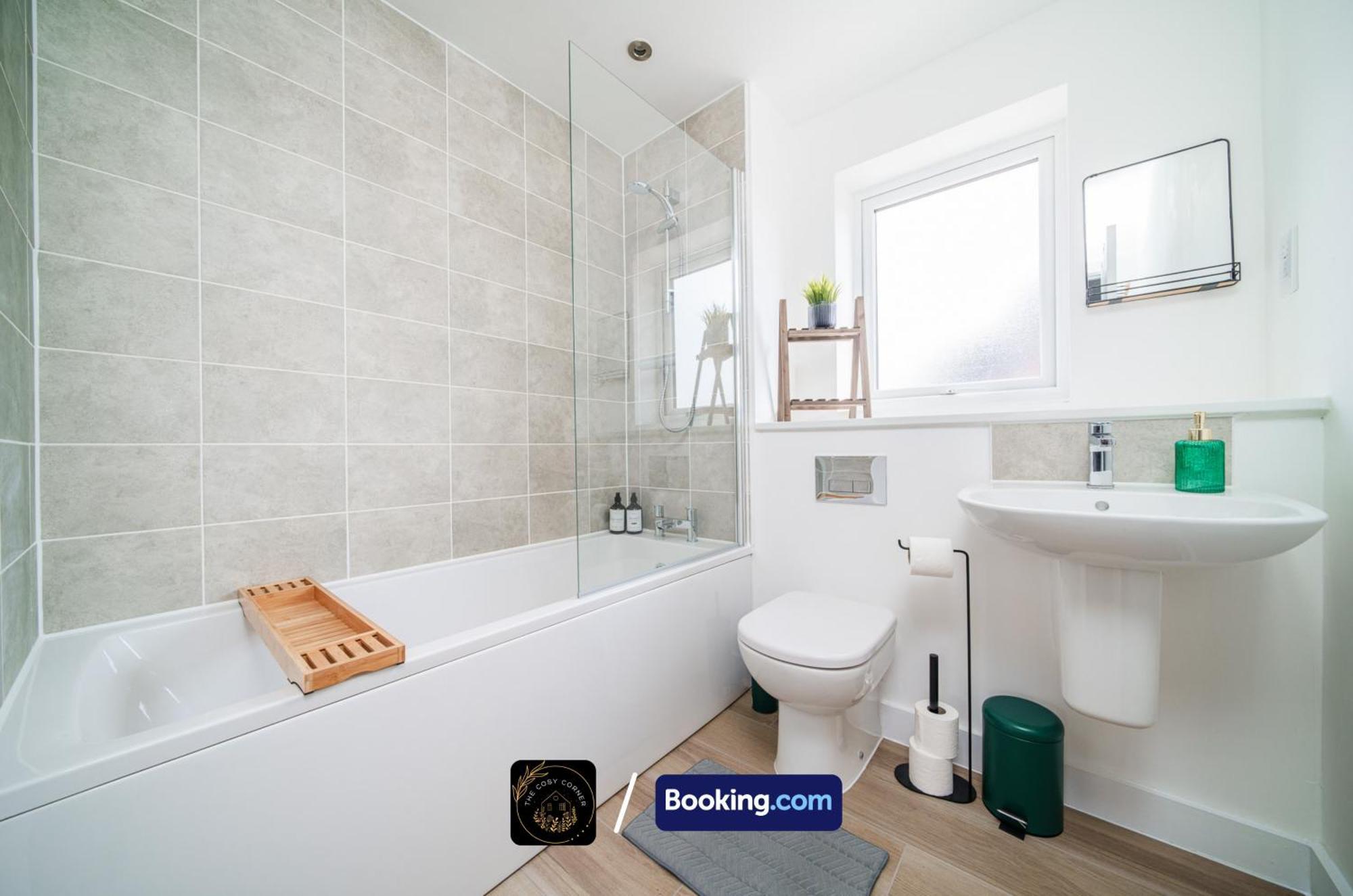 Cosy Corner: 3-bedroom House With Free Parking Near Hospital Apartment