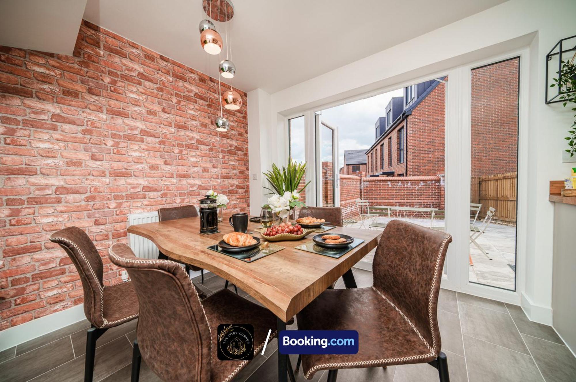 Cosy Corner: 3-bedroom House With Free Parking Near Hospital Apartment *