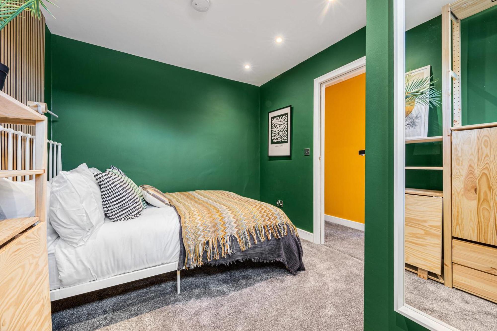 Holiday home Double Within Intimate Shared Home, Tranquil Quayside Escape- Free Parking Manchester