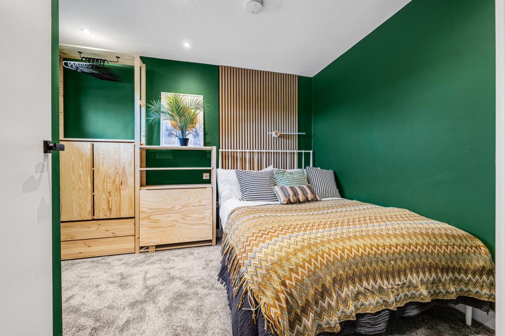 Double Within Intimate Shared Home, Tranquil Quayside Escape- Free Parking Holiday home Manchester