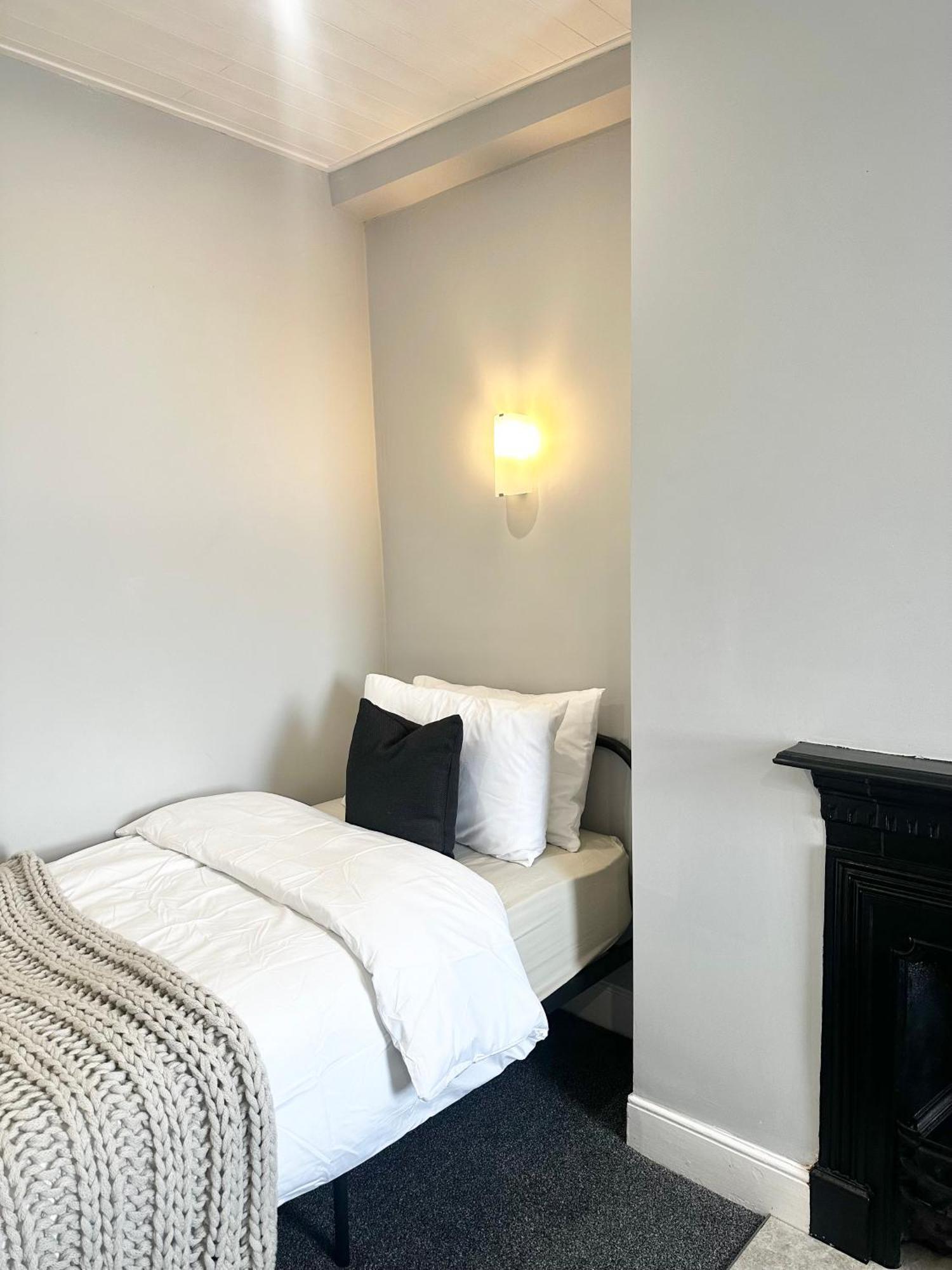 Victorian - 5 Bedroom House * Manchester
