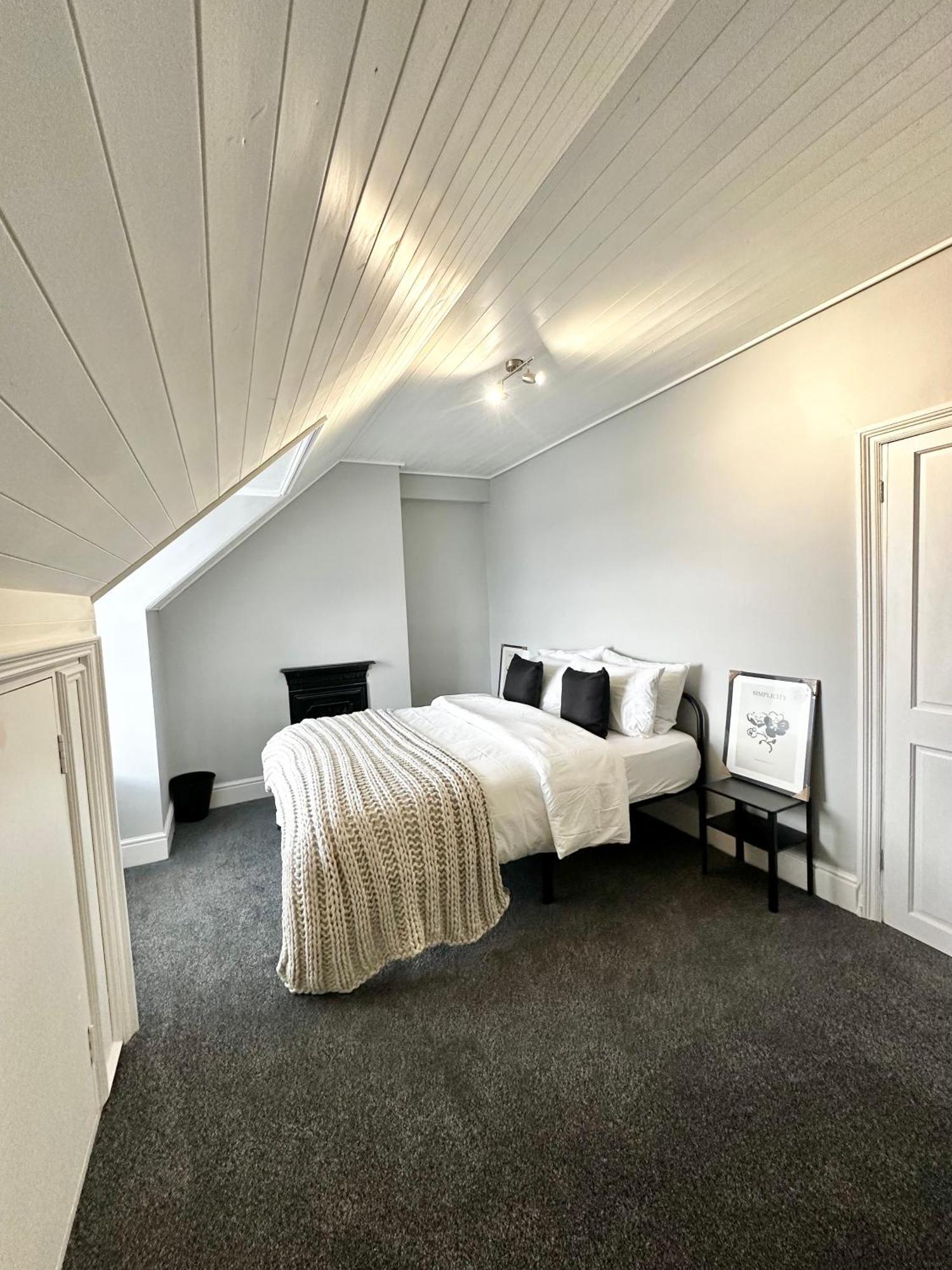 Victorian - 5 Bedroom House * Manchester