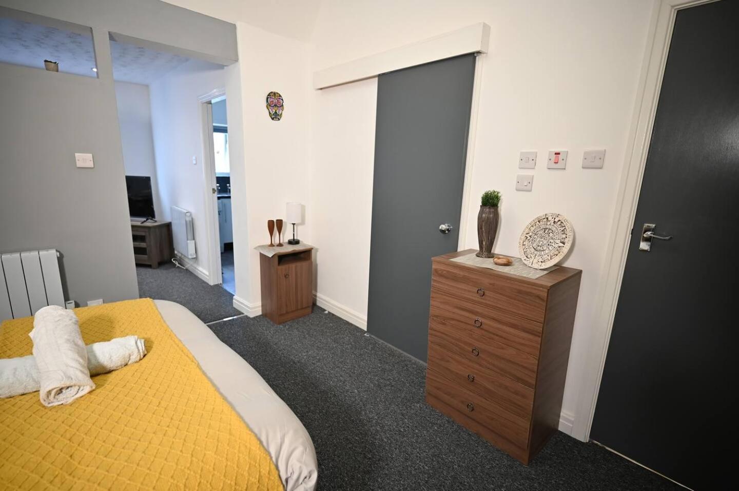 Spacious Studio Near Christie Hospital Apartment *