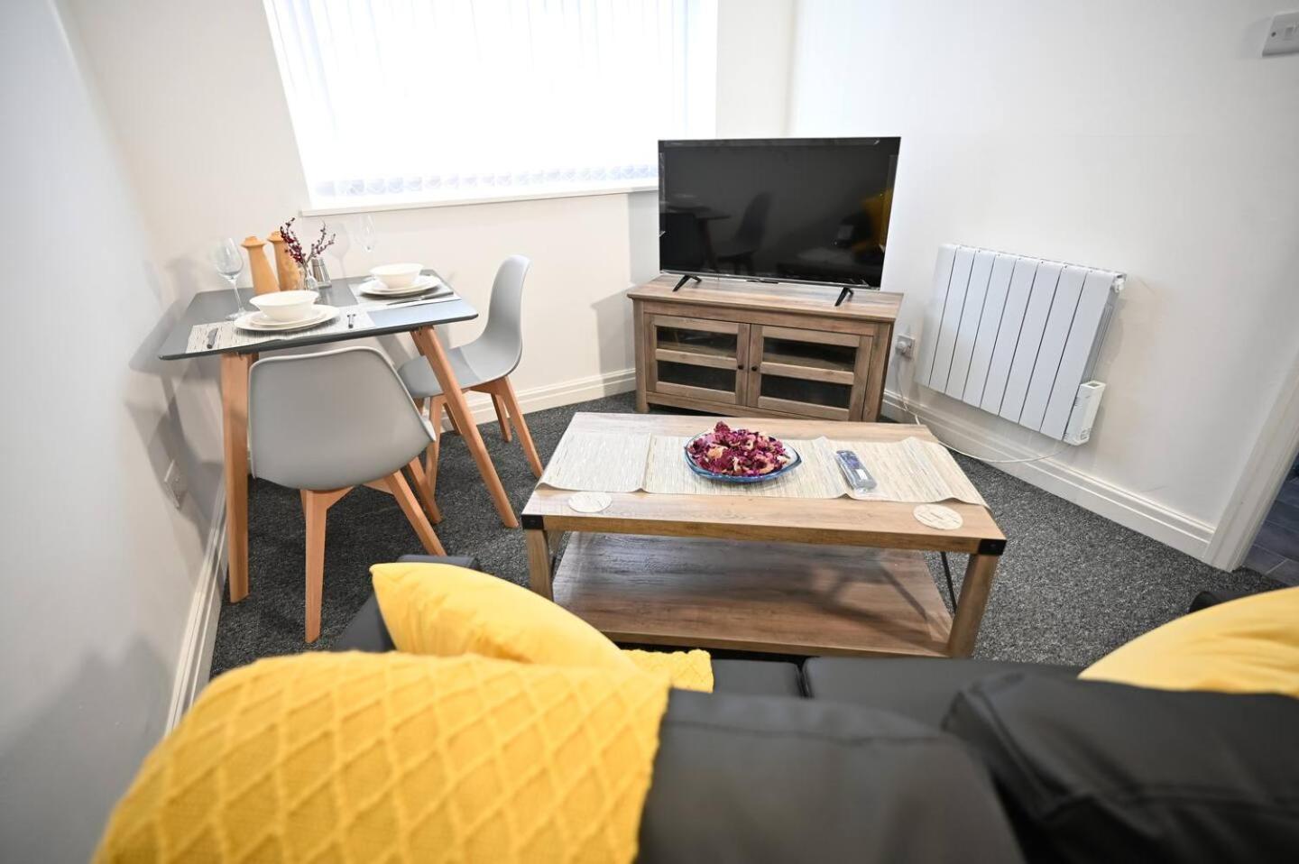 Spacious Studio Near Christie Hospital *