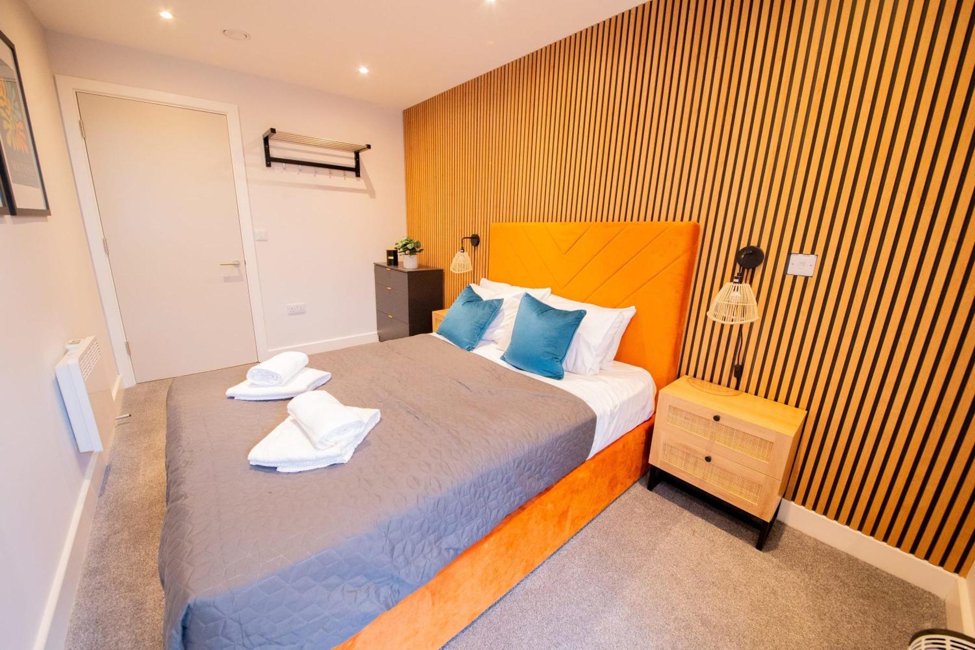 Stunning 3 Bedroom Apartment *