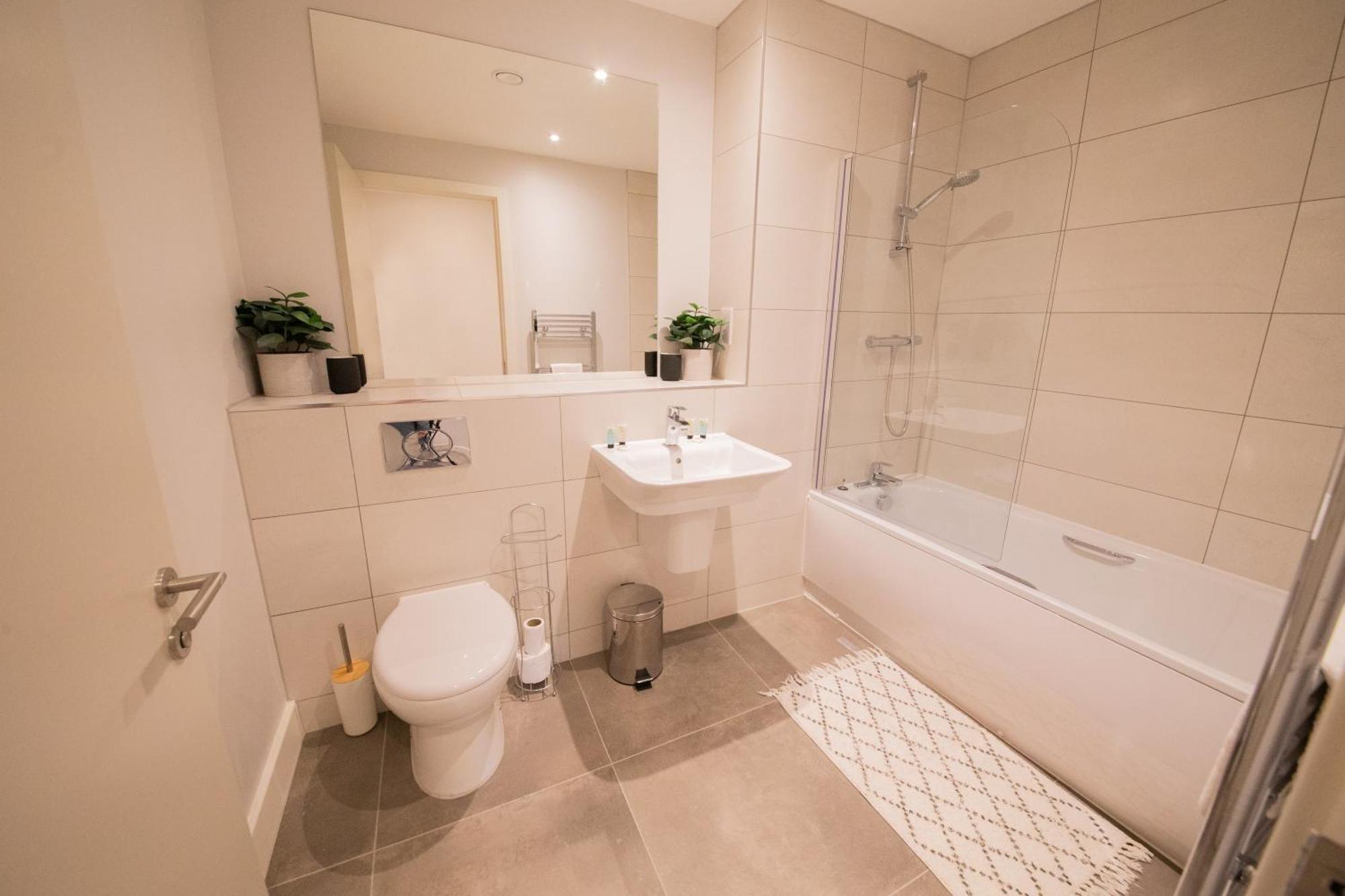 Apartment Stunning 3 Bedroom *