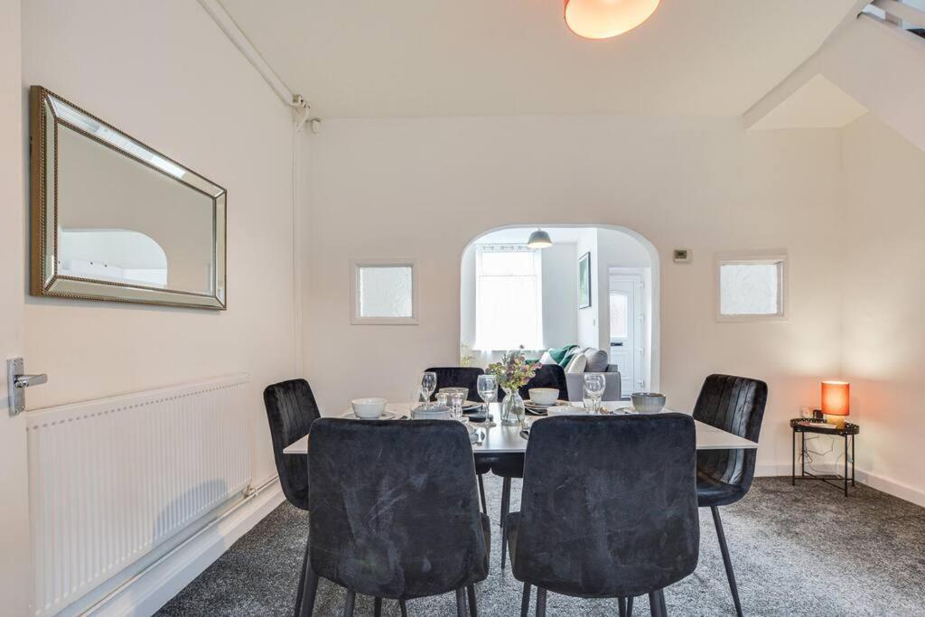 Stylish & Vibrant 2 Bedroom Holiday home