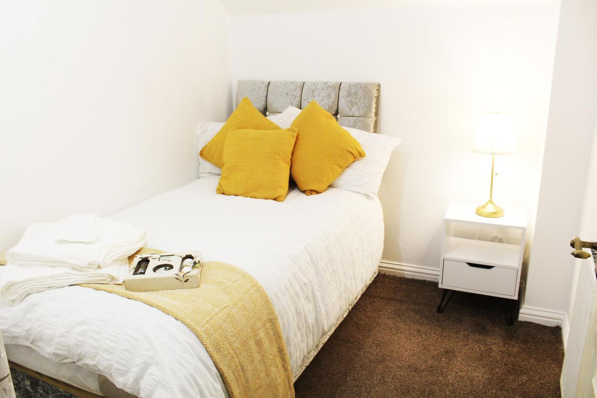 Cosy Spacious 4 Bedroom Town House With Shared Bathrooms, Living Space, Kitchen And Garden *