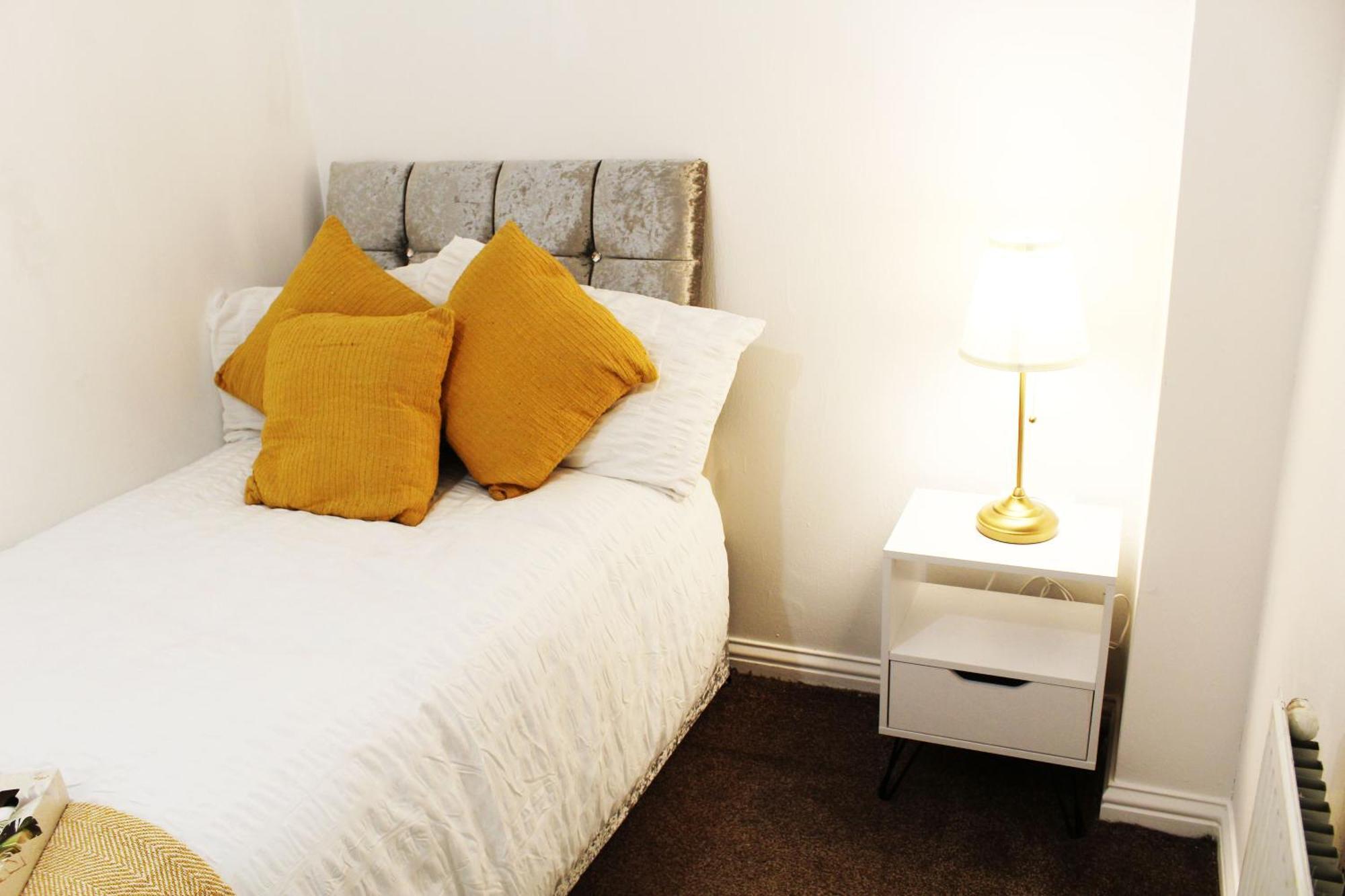 Cosy Spacious 4 Bedroom Town House With Shared Bathrooms, Living Space, Kitchen And Garden Appartement Manchester