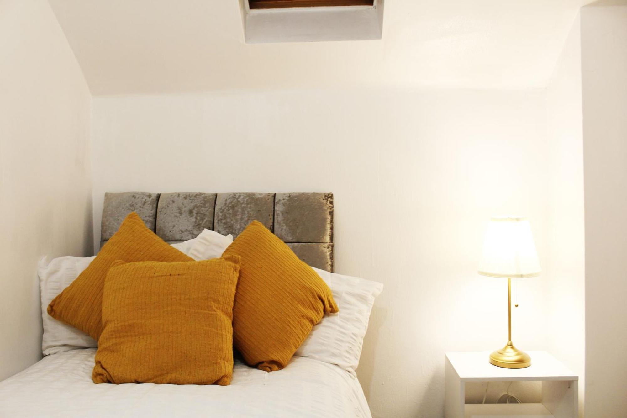 Cosy Spacious 4 Bedroom Town House With Shared Bathrooms, Living Space, Kitchen And Garden