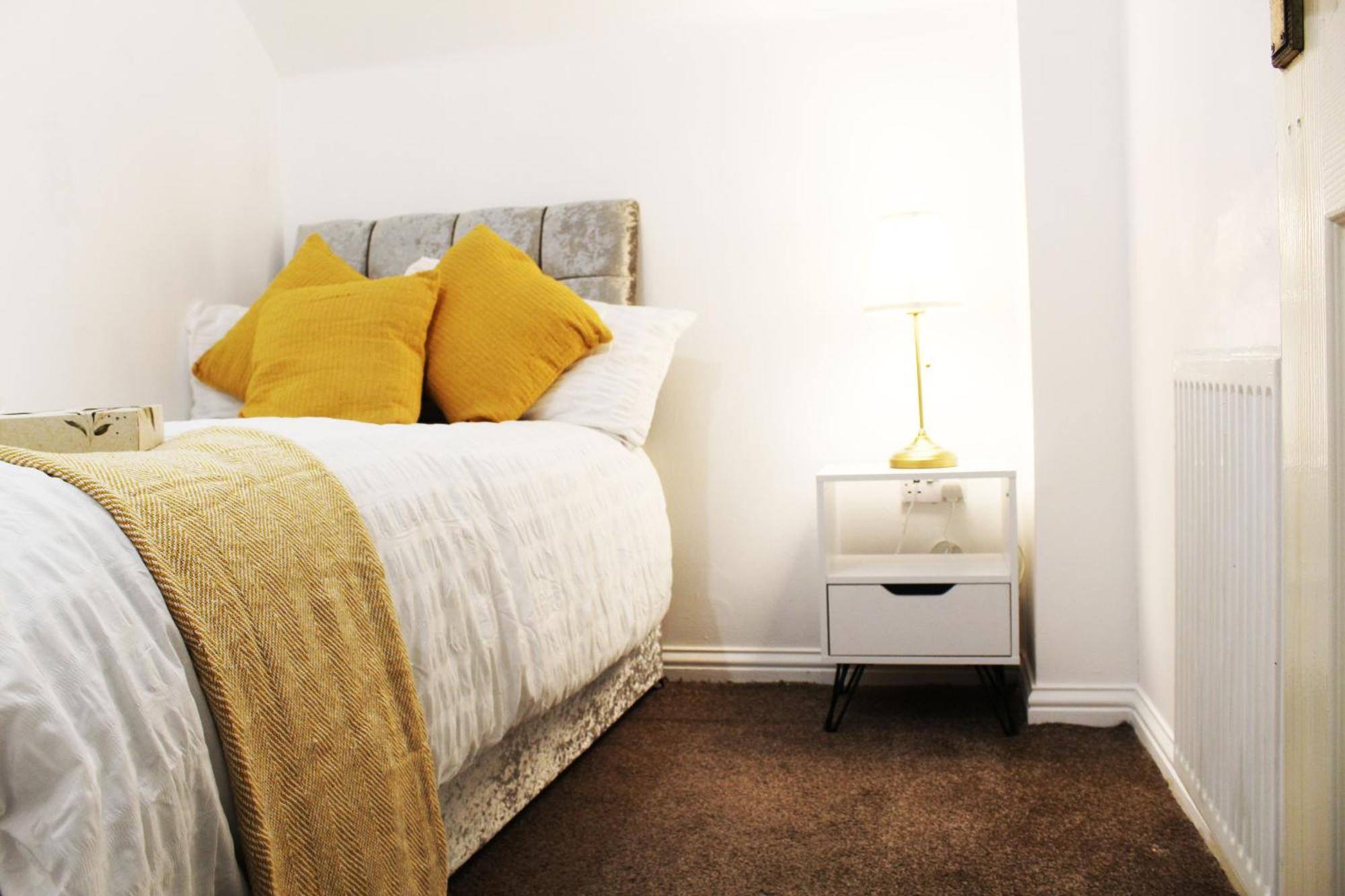 Cosy Spacious 4 Bedroom Town House With Shared Bathrooms, Living Space, Kitchen And Garden *
